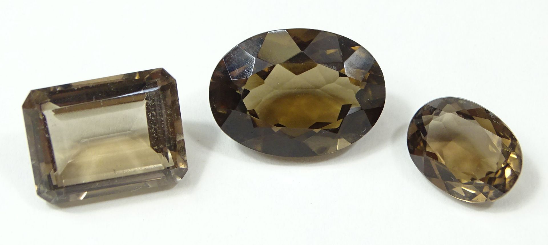 3 geschliffene Rauchquarze, 1,7 x 2,3 x 0,9 cm, 1,2 x 1,6 x 0,7 cm, 2 x 1,5 x 0,9 cm, zus. 52 ct.