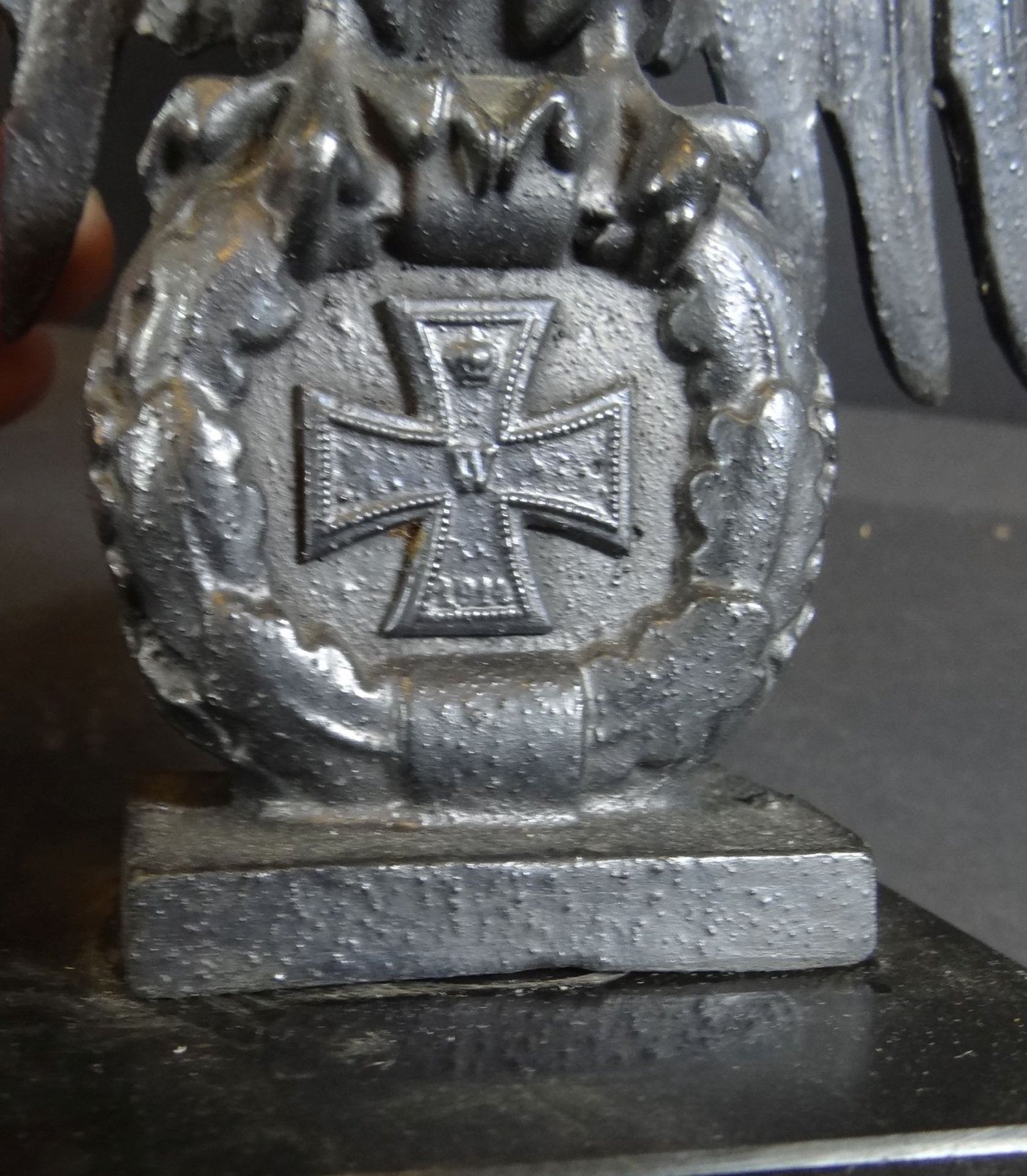 gusseiserner Adler mit Eisernes Kreuz, Marmorsockel, wohl 50/60-er Jahre, H-19 cm - Bild 5 aus 5