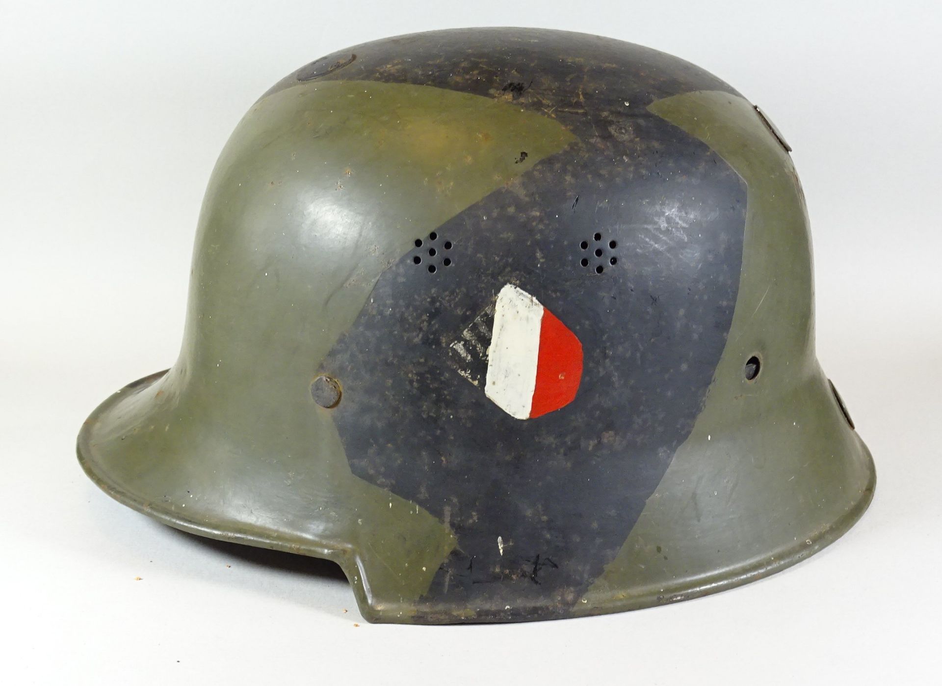 2.WK Stahlhelm innen gestempelt, DRP Thale K?, seitlich SS Abzeichen (nicht vorschriftmäßig) mögl.H - Bild 3 aus 6