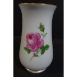 kl. Vase "Meissen", rote Rose, 2.Wahl, H-10,5 cm