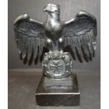 gusseiserner Adler mit Eisernes Kreuz, Marmorsockel, wohl 50/60-er Jahre, H-19 cm