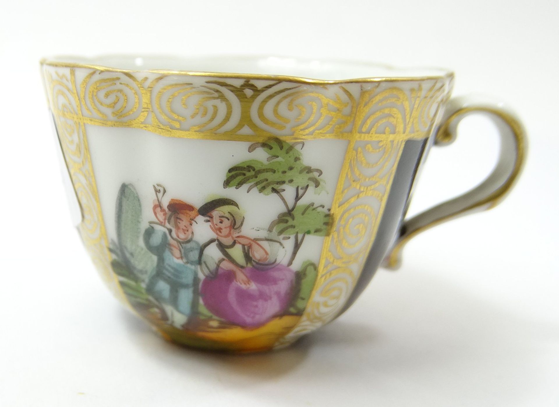 Kleine Tasse mit Watteau- und Blumenmalerei, Augustus Rex-Marke, H. Tasse: 3 cm, Ø Teller: 7,8 mit  - Bild 2 aus 6
