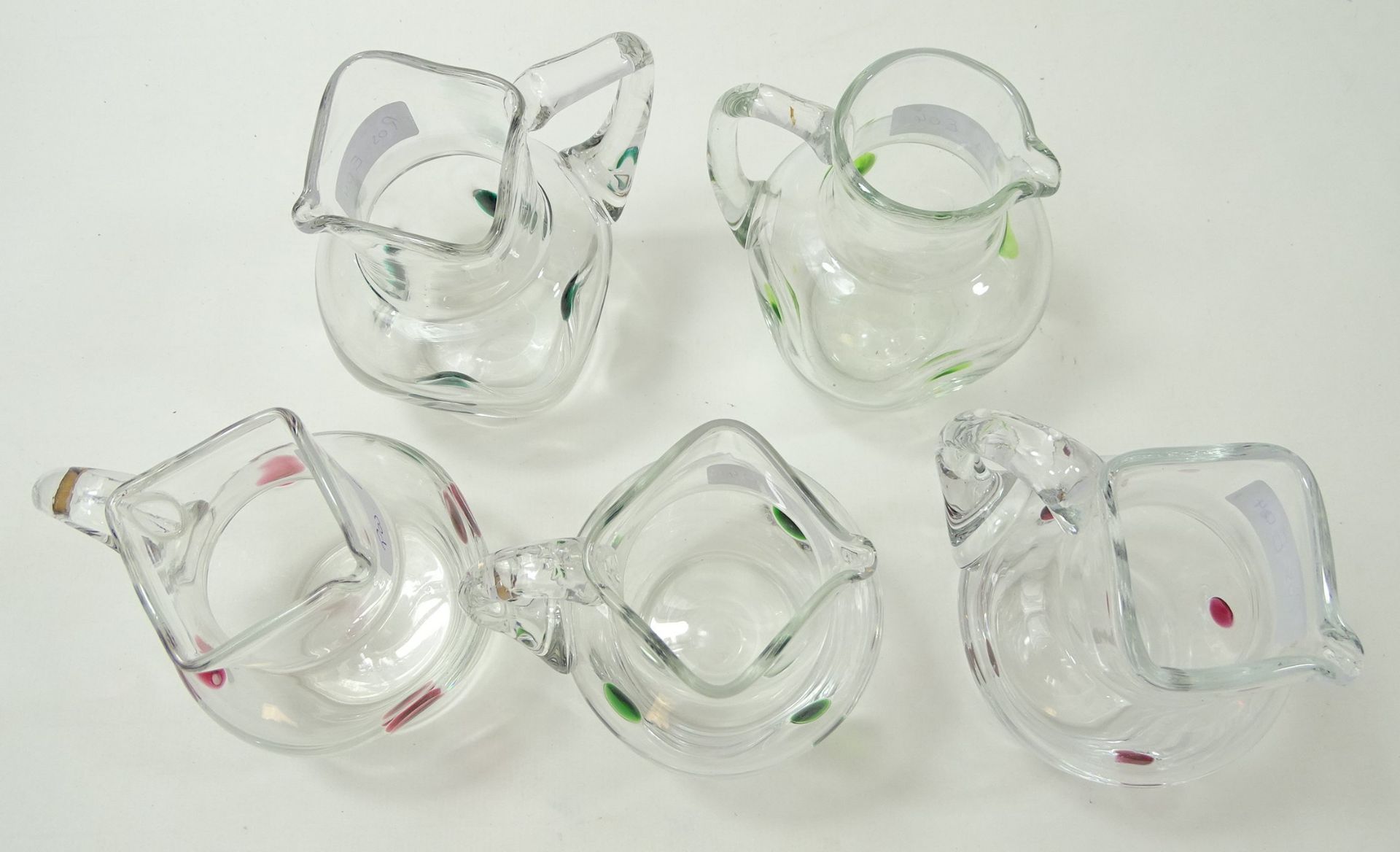 5 Kännchen, klares Glas mit aufgesetzten grünen und roten Punkten, H. 11,5 cm, 3 x eckiger, 1 x run - Image 3 of 7