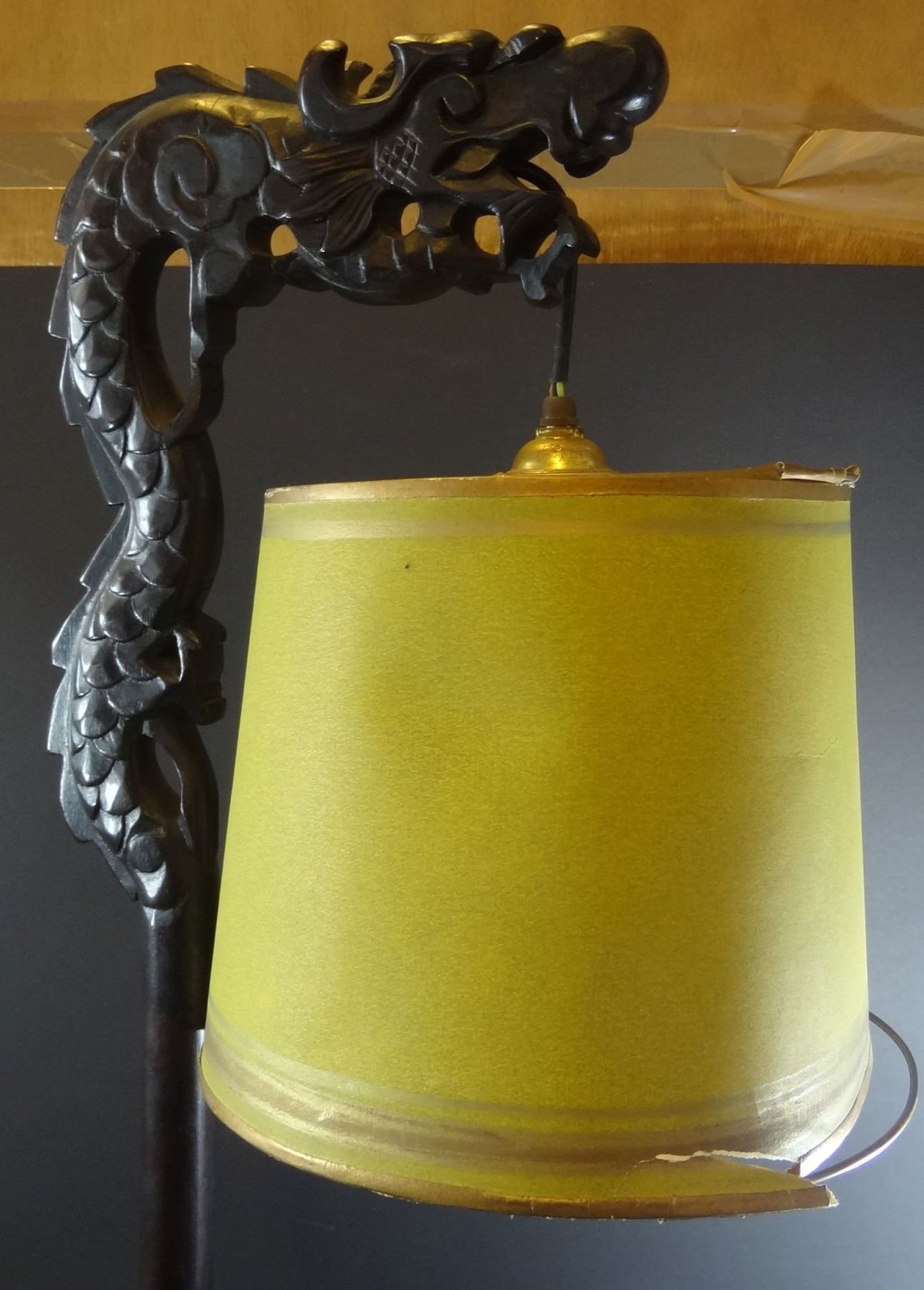 chines. Tischlampe mit Drachenkopf, Holzschnitzerei, H-75 cm, Schirm beschädigt - Bild 2 aus 6