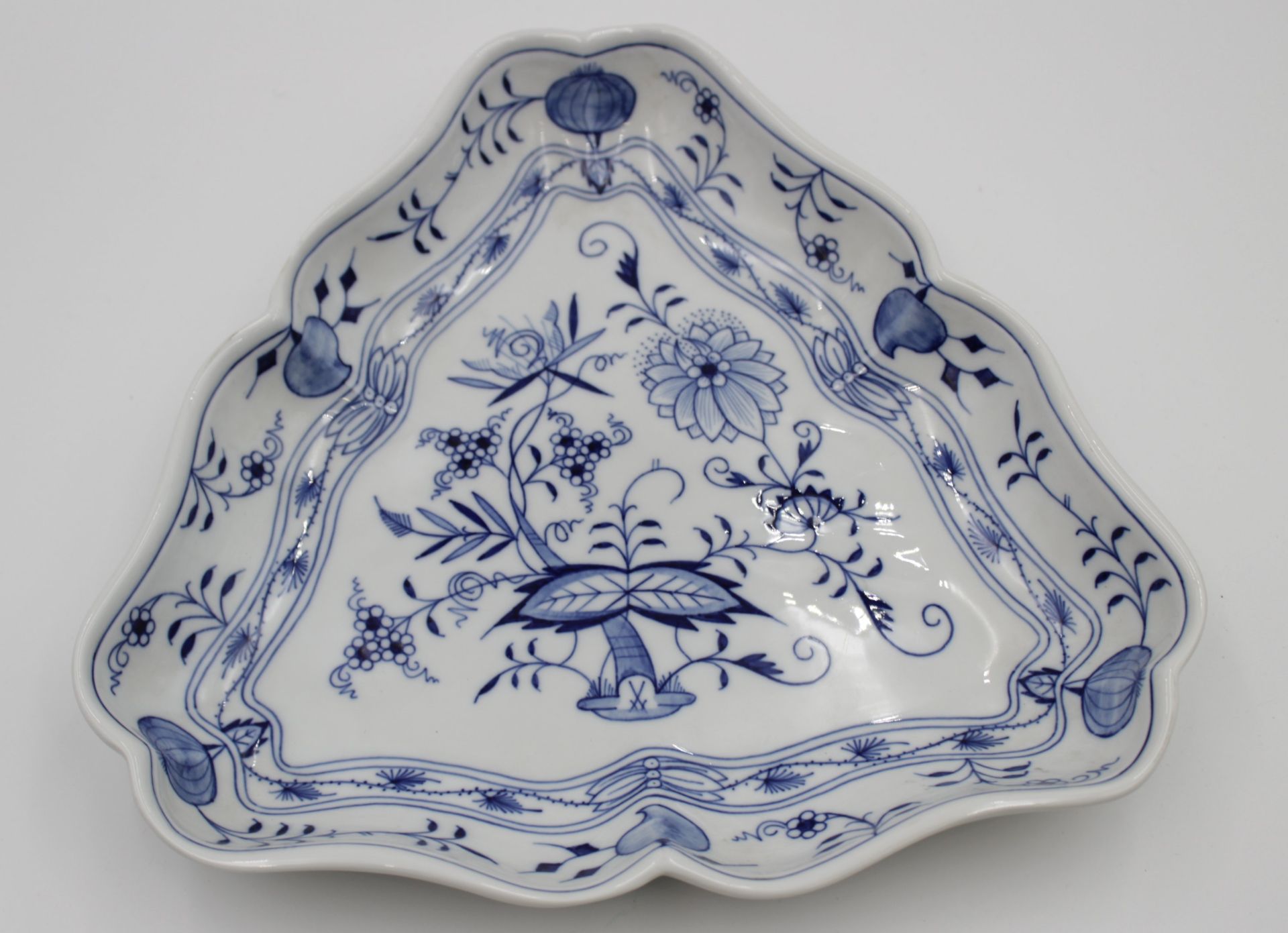 3eckige Schale, Meissen Schwertermarke, Zwiebelmuster, 2 Schleifstriche, H-4cm, 26,5 x 28cm.