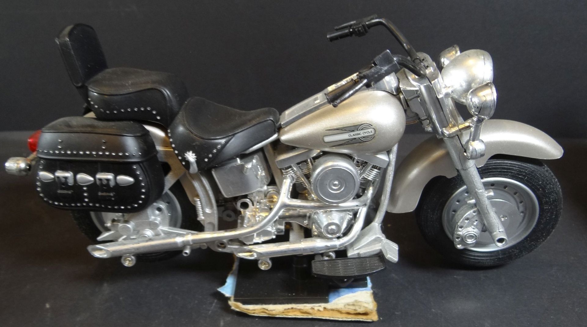 2 Motorrad-Modelle, 1x mit Feuerzeug, Kunststoff, L-ca. 21 cm, auf Fehlteile nicht überprüft - Image 6 of 6