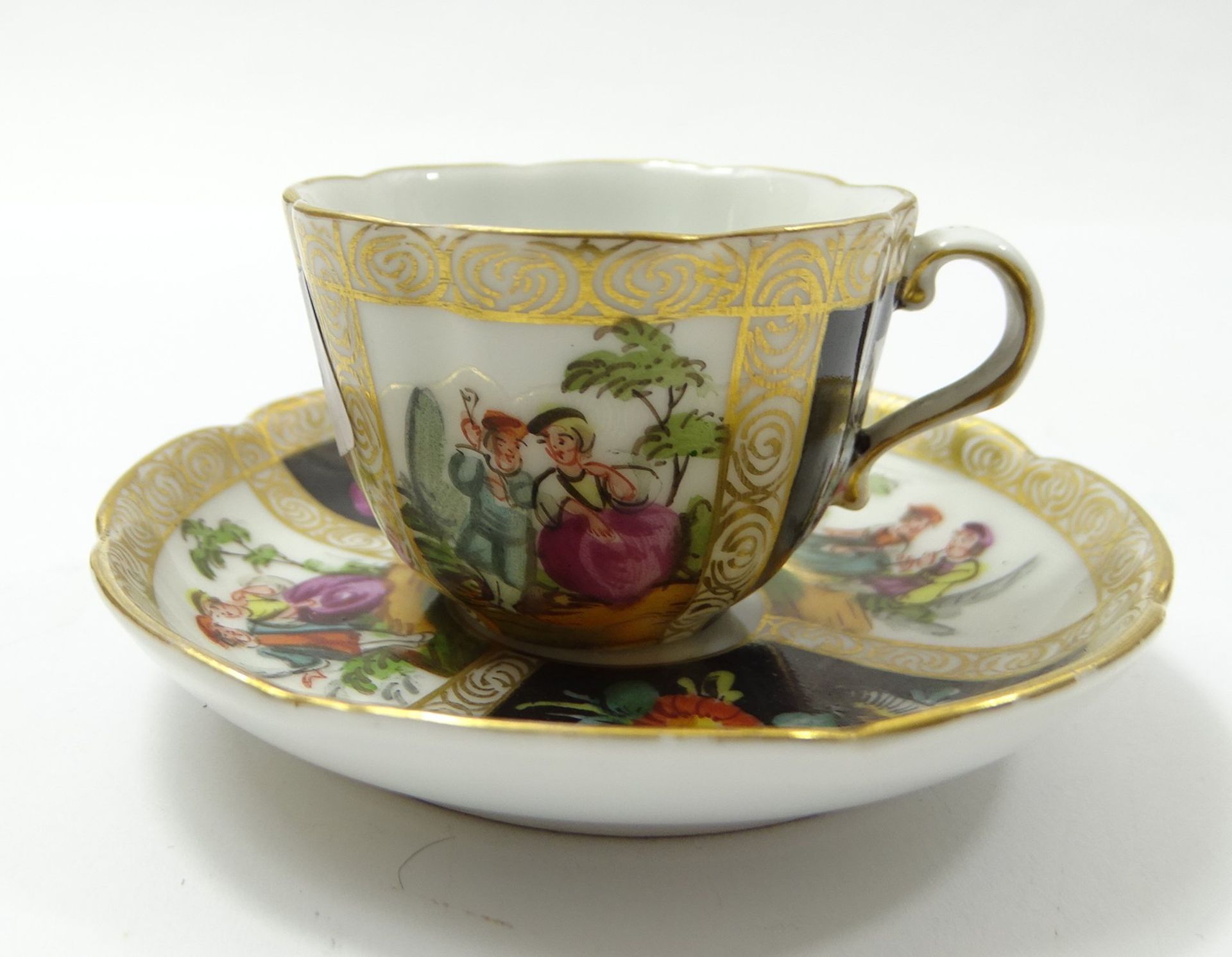 Kleine Tasse mit Watteau- und Blumenmalerei, Augustus Rex-Marke, H. Tasse: 3 cm, Ø Teller: 7,8 mit 