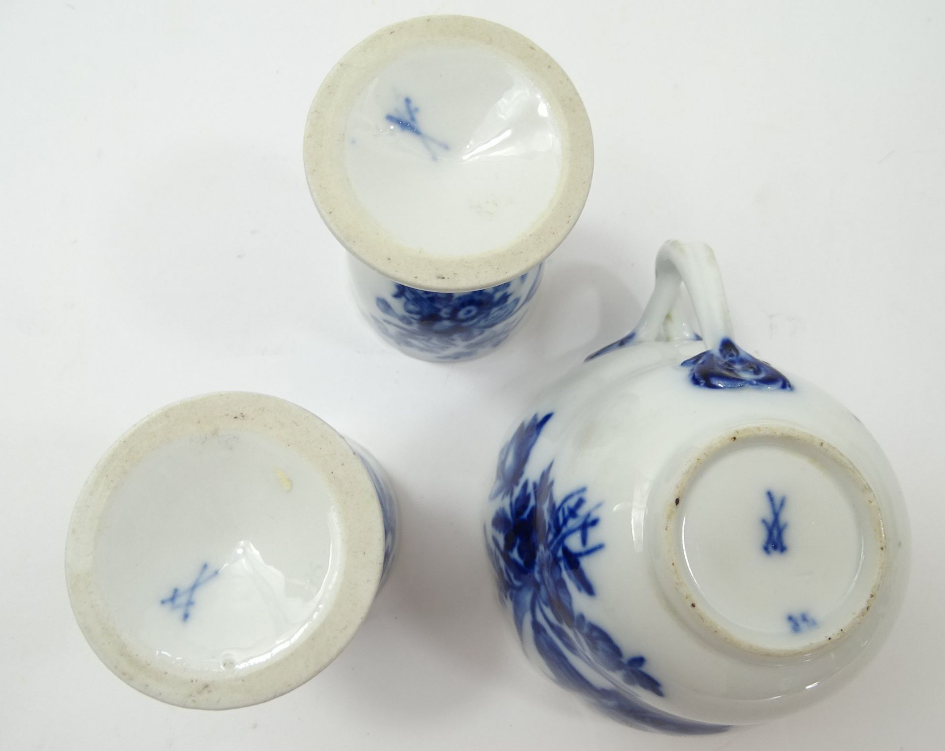 3 Teile altes Meissen-Porzellan, Tasse und 2 Eierbecher, "Blaue Blume", H. 6 und 7 cm, Tasse mit Ab - Bild 4 aus 6