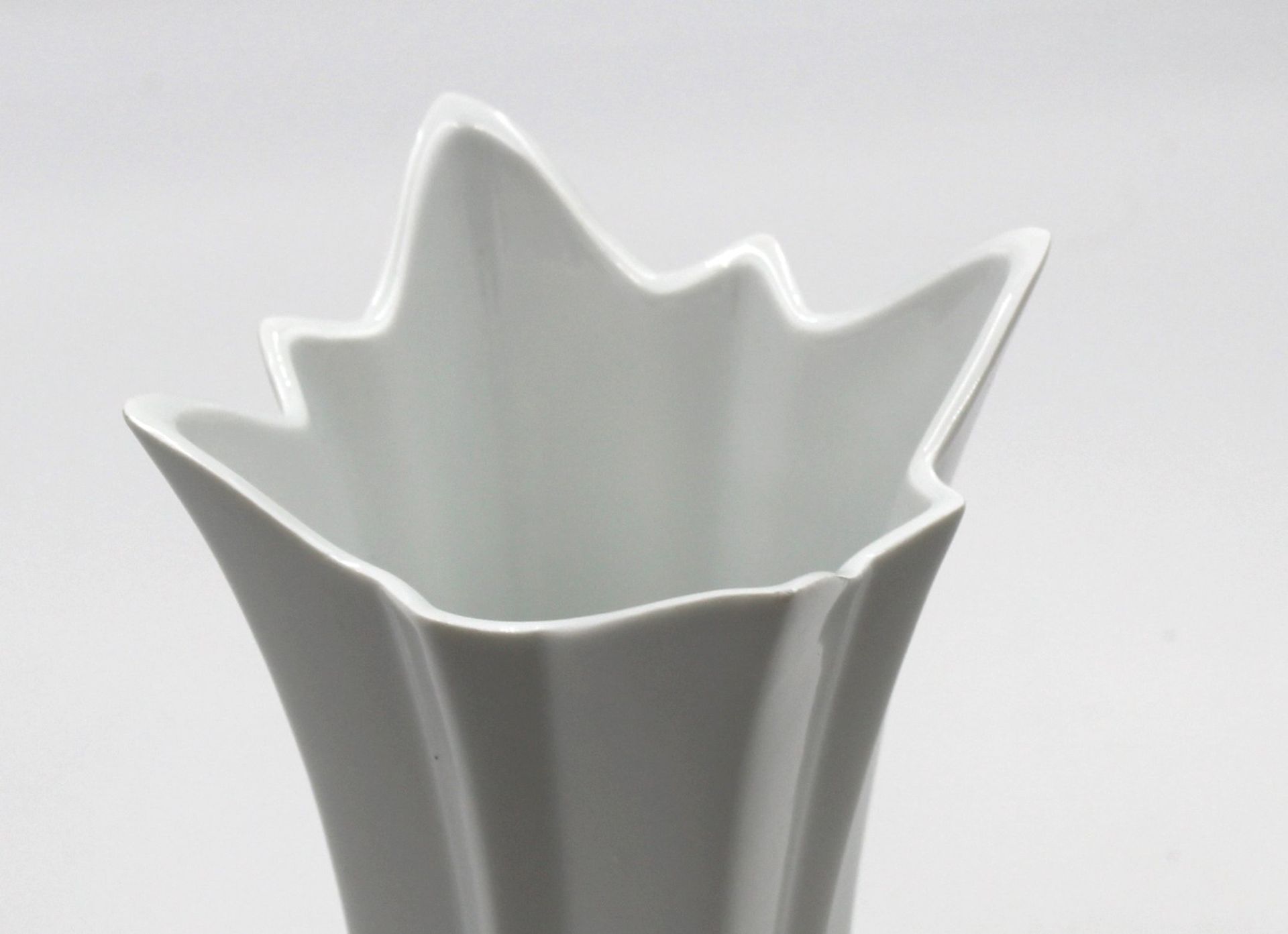 Vase, Gerold, Weißporzellan, 1x an Ecke min. Chip, H-21,5cm. - Image 2 of 3