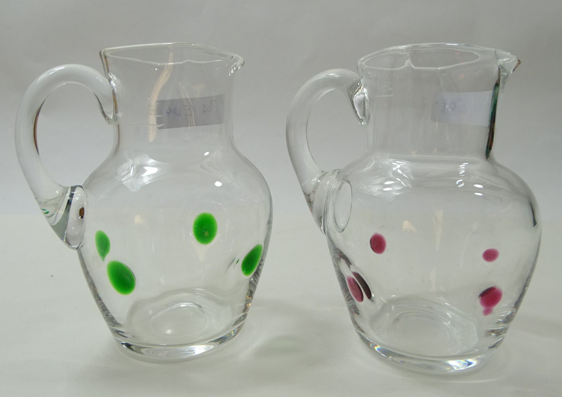 5 Kännchen, klares Glas mit aufgesetzten grünen und roten Punkten, H. 11,5 cm, 3 x eckiger, 1 x run - Image 6 of 7