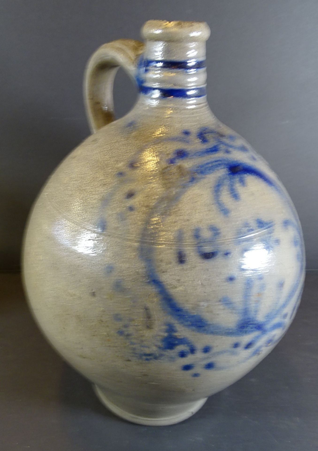 Weinkrug, graues Steinzeug mit Blaumalerei, dat. 1837, gut erhalten, H-30 cm, wohl 2 Liter