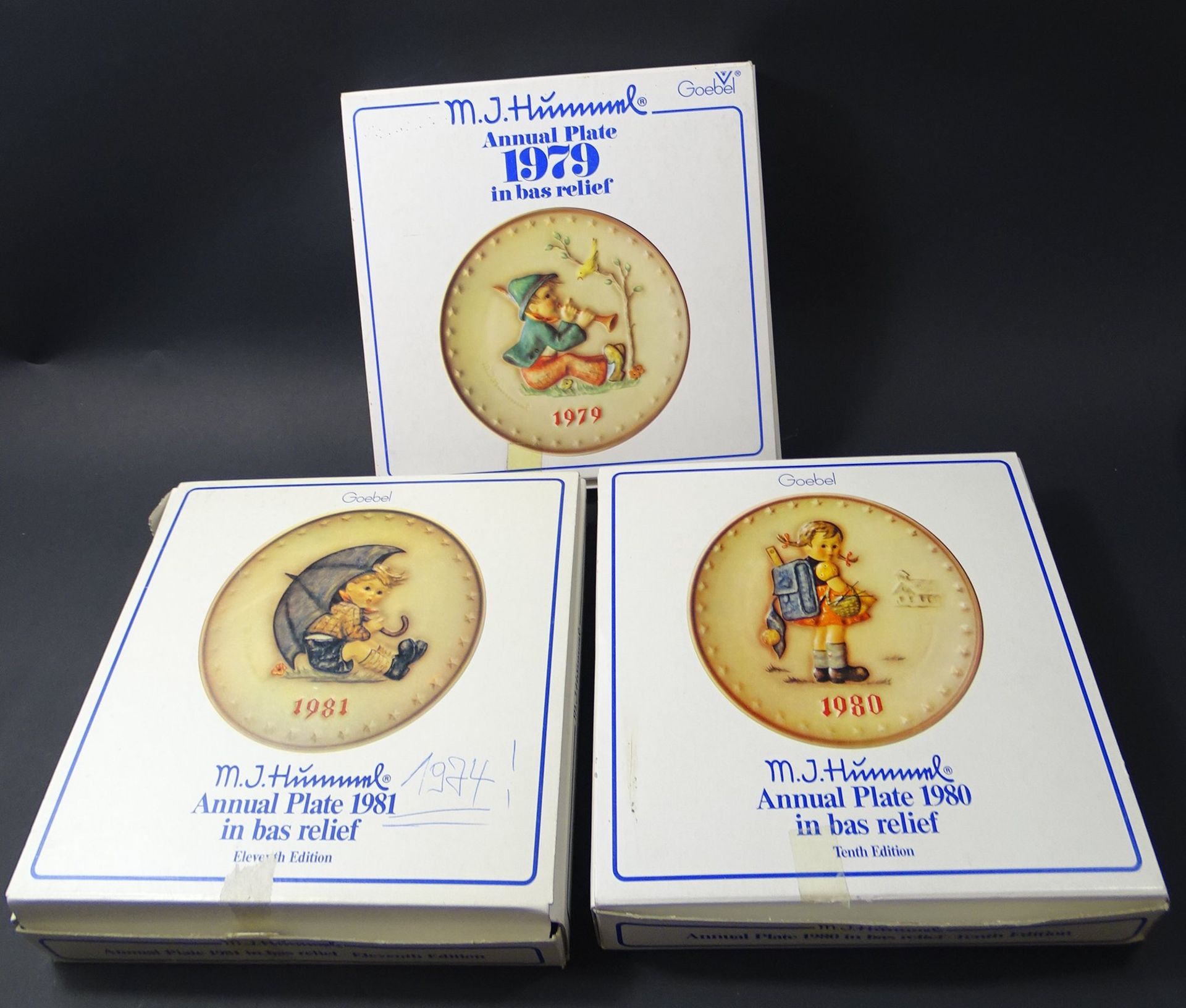 3 Goebel-Jahresteller mit Hummel-Motiven, 1974, 1979 und 1980, in OVP, 1 x Verpackung nicht zum Tel