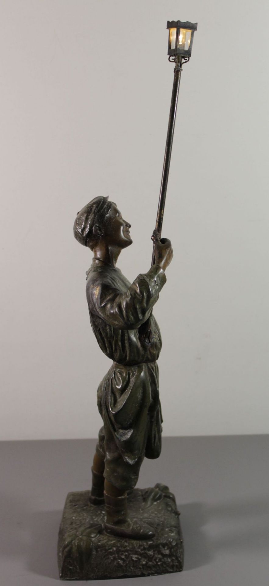 Figur,  wohl Zinkguss bronziert, betitelt "Retraite aux Flambeaux par Gottlob", Laterne beleuchtbar - Bild 3 aus 6