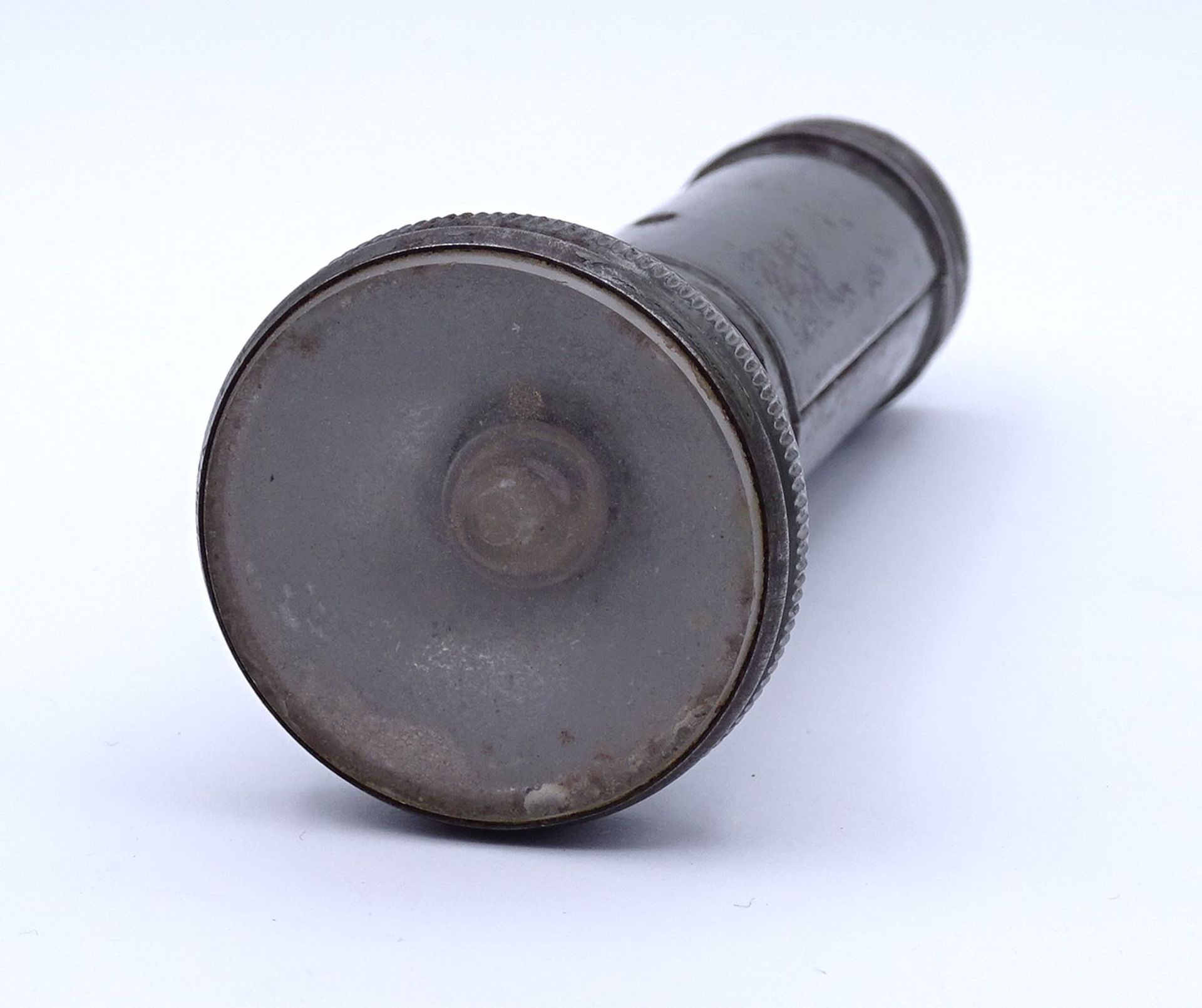 1. WK feldgraue Taschenlampe Marke Pertrix No. 595, Alters- und Gebrauchsspuren, Funktion nicht gep - Bild 3 aus 4