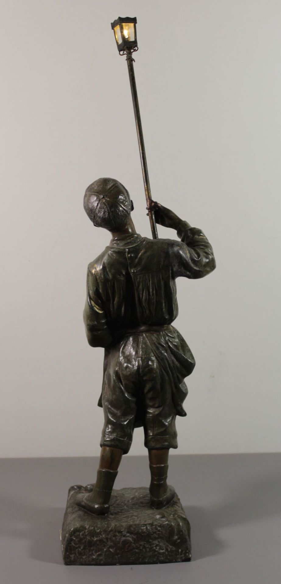Figur,  wohl Zinkguss bronziert, betitelt "Retraite aux Flambeaux par Gottlob", Laterne beleuchtbar - Bild 4 aus 6