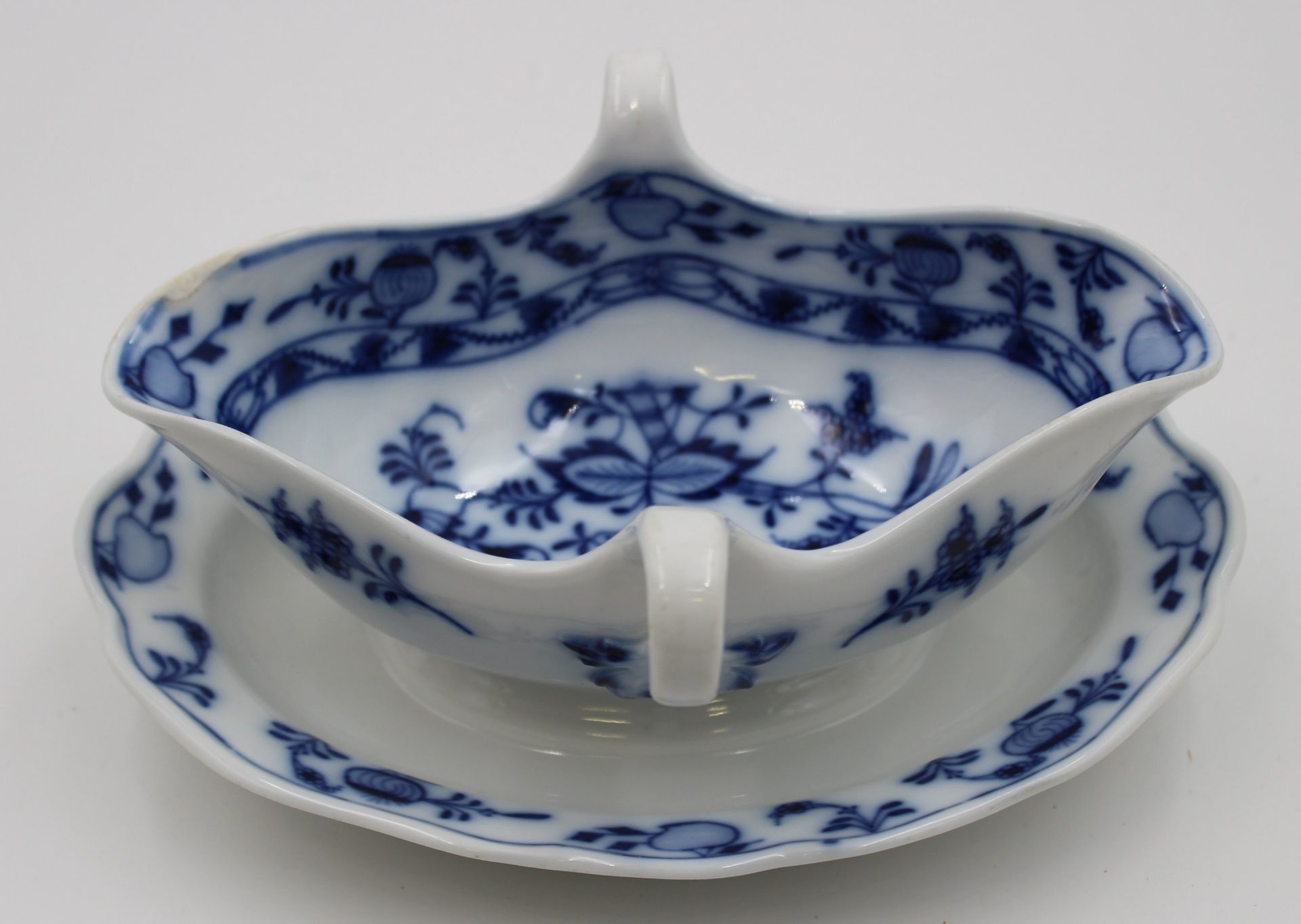 Sauciere, Stadt Meissen, Zwiebelmuster, Rand wohl restauriert (beschliffen?), H-9,5cm B-21,5cm.