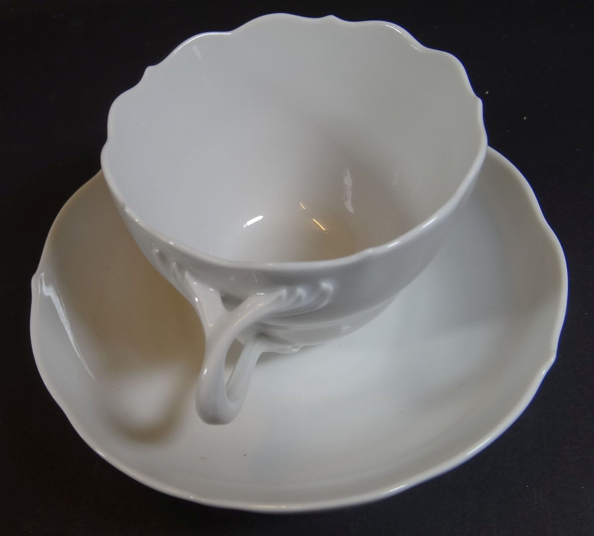 Kaffeetasse mit U.T. "Meissen" weiss, Schwertermarke mehrfach durchstrichen - Bild 2 aus 4