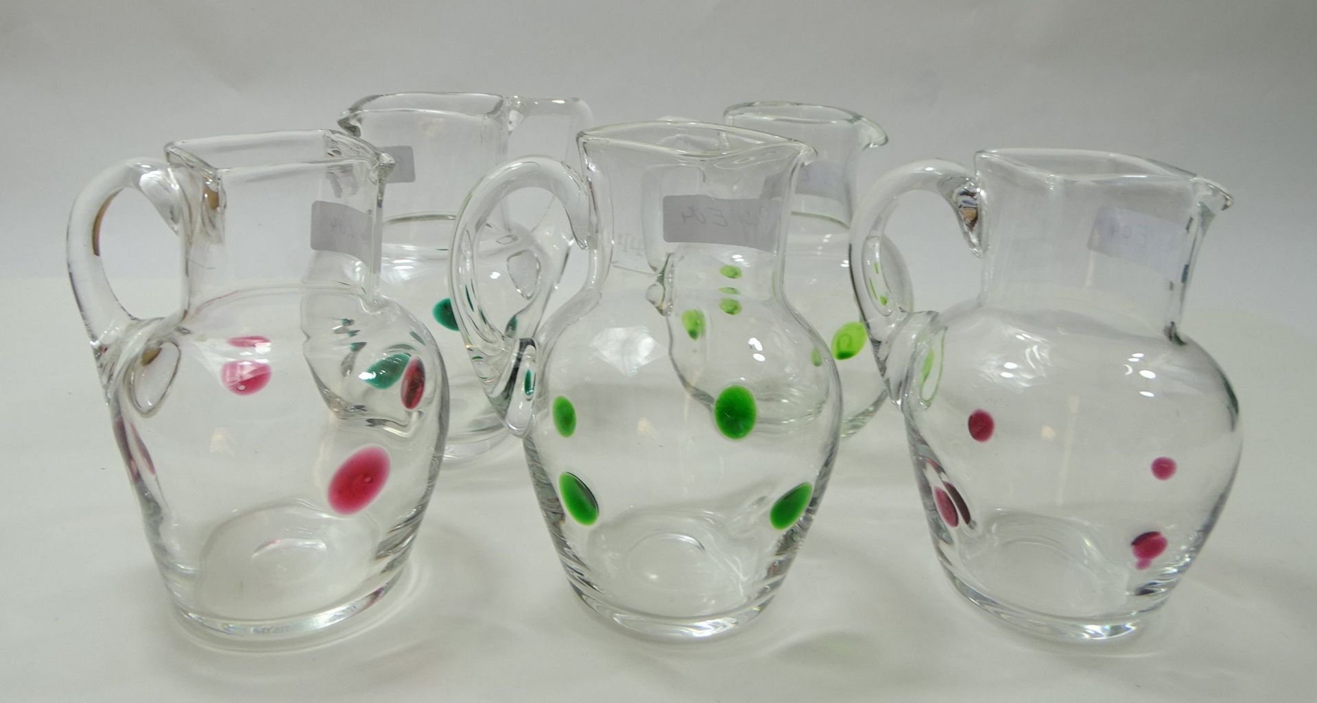 5 Kännchen, klares Glas mit aufgesetzten grünen und roten Punkten, H. 11,5 cm, 3 x eckiger, 1 x run - Image 2 of 7