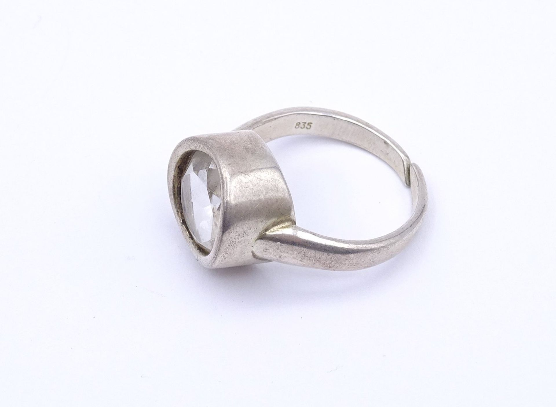 835er Silber Ring mit einen rund facc. Bergkristall, offene Ringschiene, 5,9g. - Bild 3 aus 3