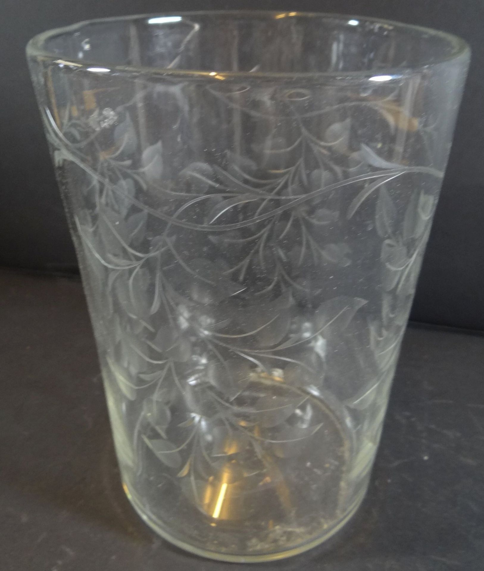 grosse Vase mit Zweigdekor, Handschliff, H-18 cm, D-oben 13 cm