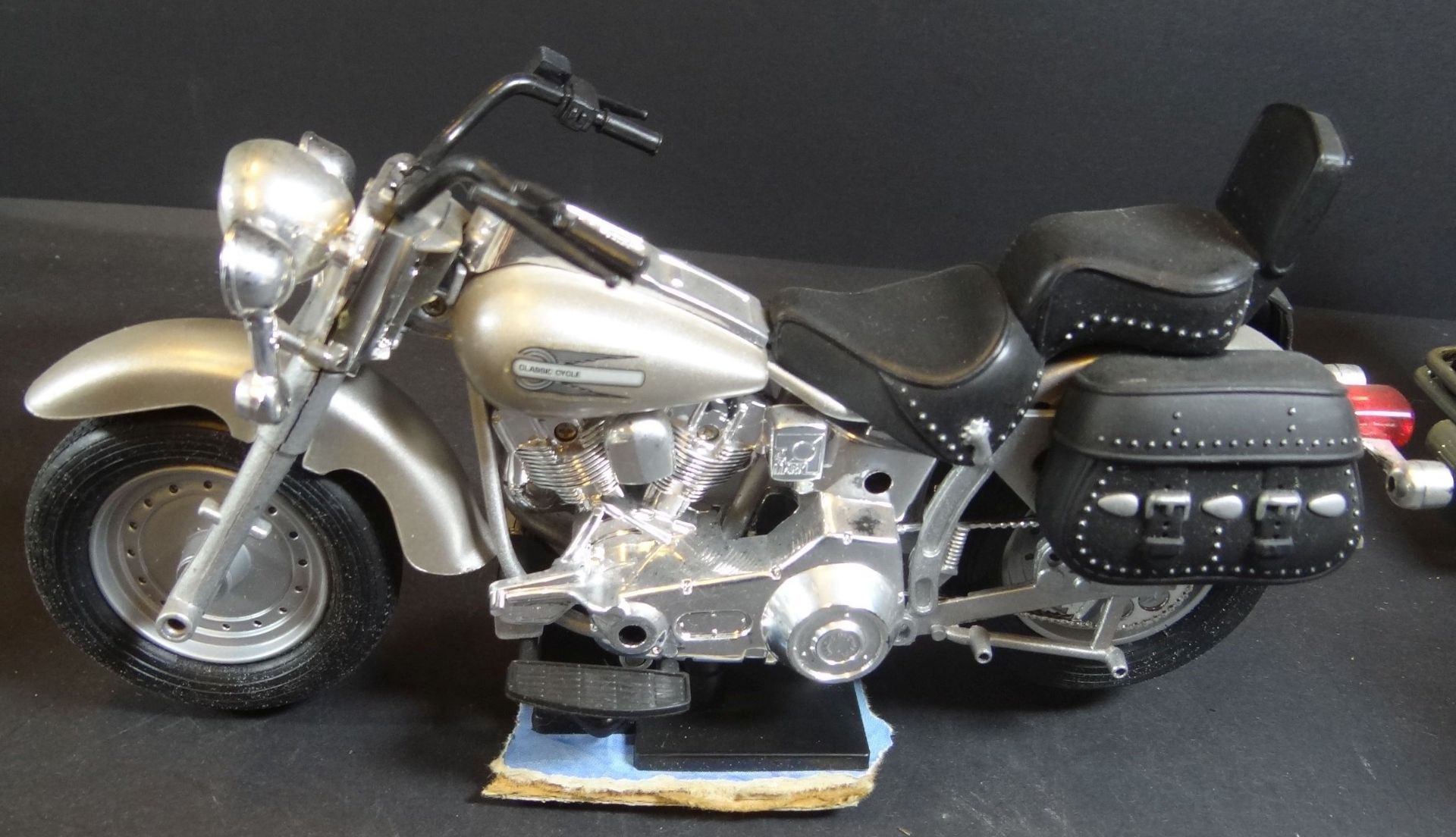 2 Motorrad-Modelle, 1x mit Feuerzeug, Kunststoff, L-ca. 21 cm, auf Fehlteile nicht überprüft - Image 5 of 6