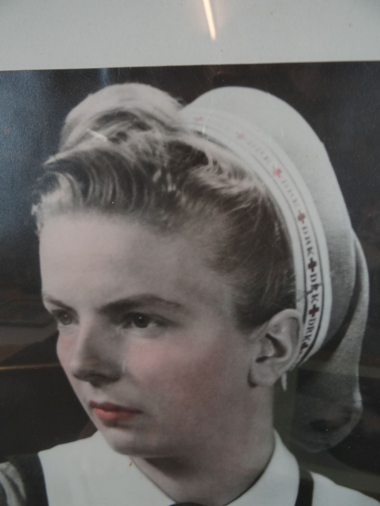coloriertes Foto einer Rot Kreuz Schwester, mit seltenem Rot Kreuz Haarband, Schwester des vorigen  - Bild 2 aus 2