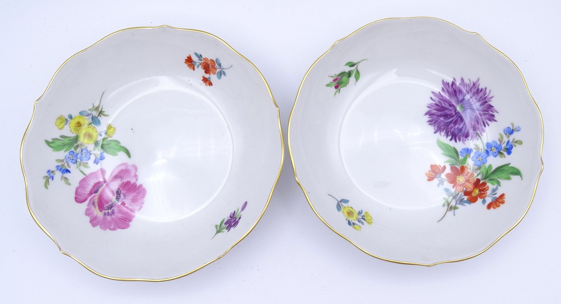 2 Mokka Tassen mit U.T. Meissen, Schwertermarke, 1.Wahl, florales Dekor, Goldbemalung, H. 6,0cm, u - Image 4 of 5