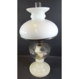 Petroleum-Tischlampe mit Milchglasstand, H-45 cm, D-24 cm