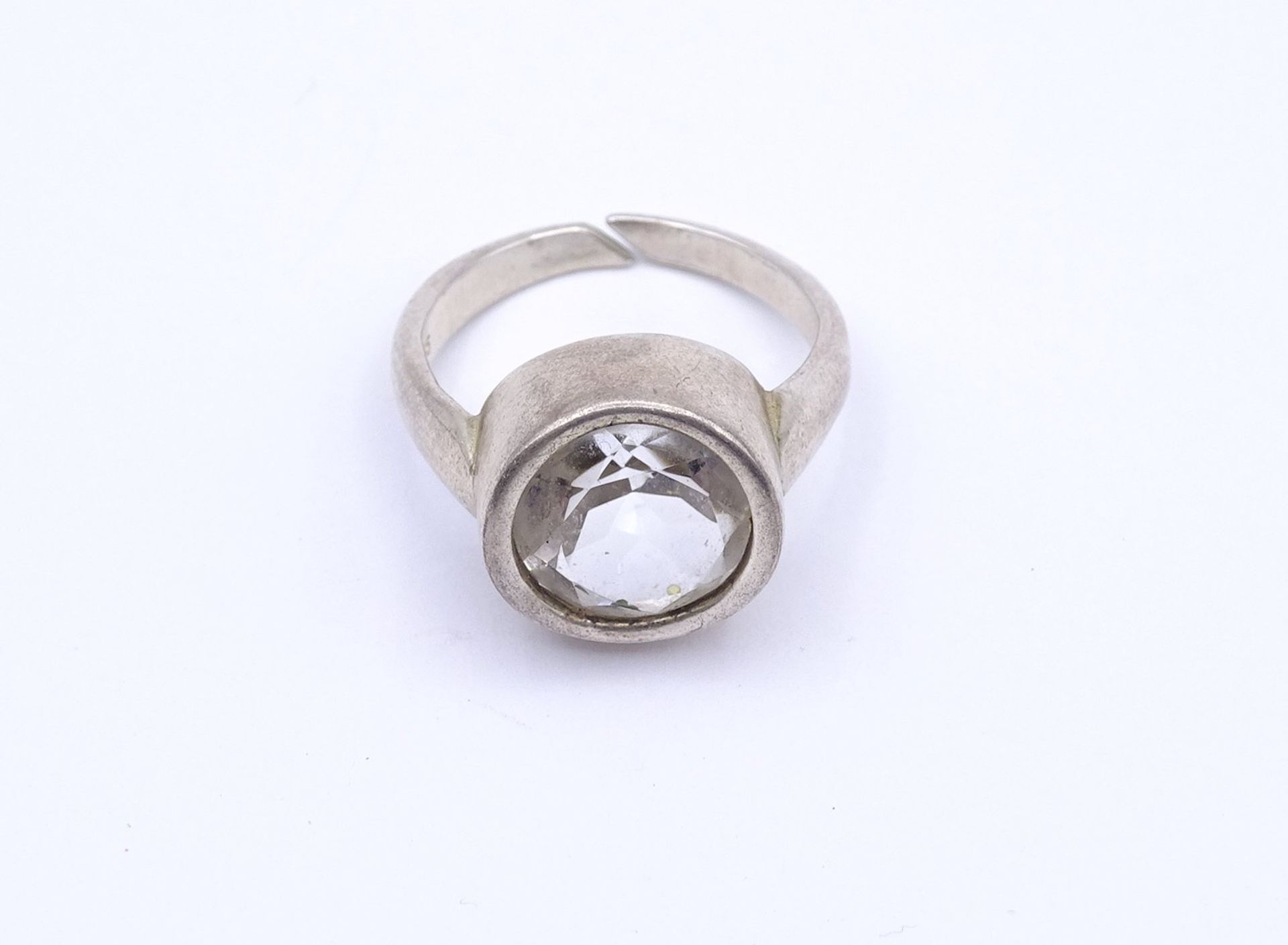 835er Silber Ring mit einen rund facc. Bergkristall, offene Ringschiene, 5,9g. - Bild 2 aus 3