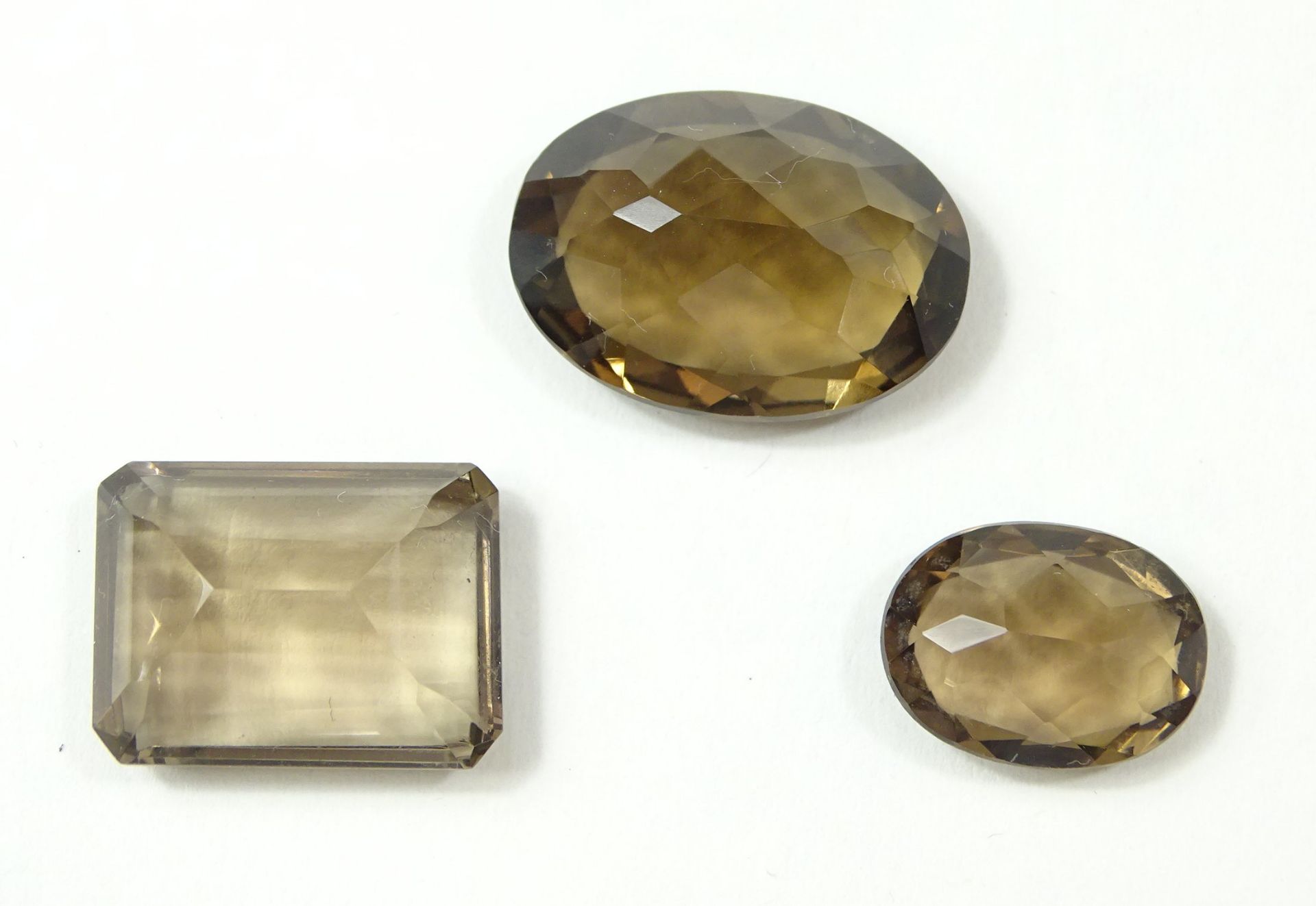 3 geschliffene Rauchquarze, 1,7 x 2,3 x 0,9 cm, 1,2 x 1,6 x 0,7 cm, 2 x 1,5 x 0,9 cm, zus. 52 ct. - Bild 2 aus 3