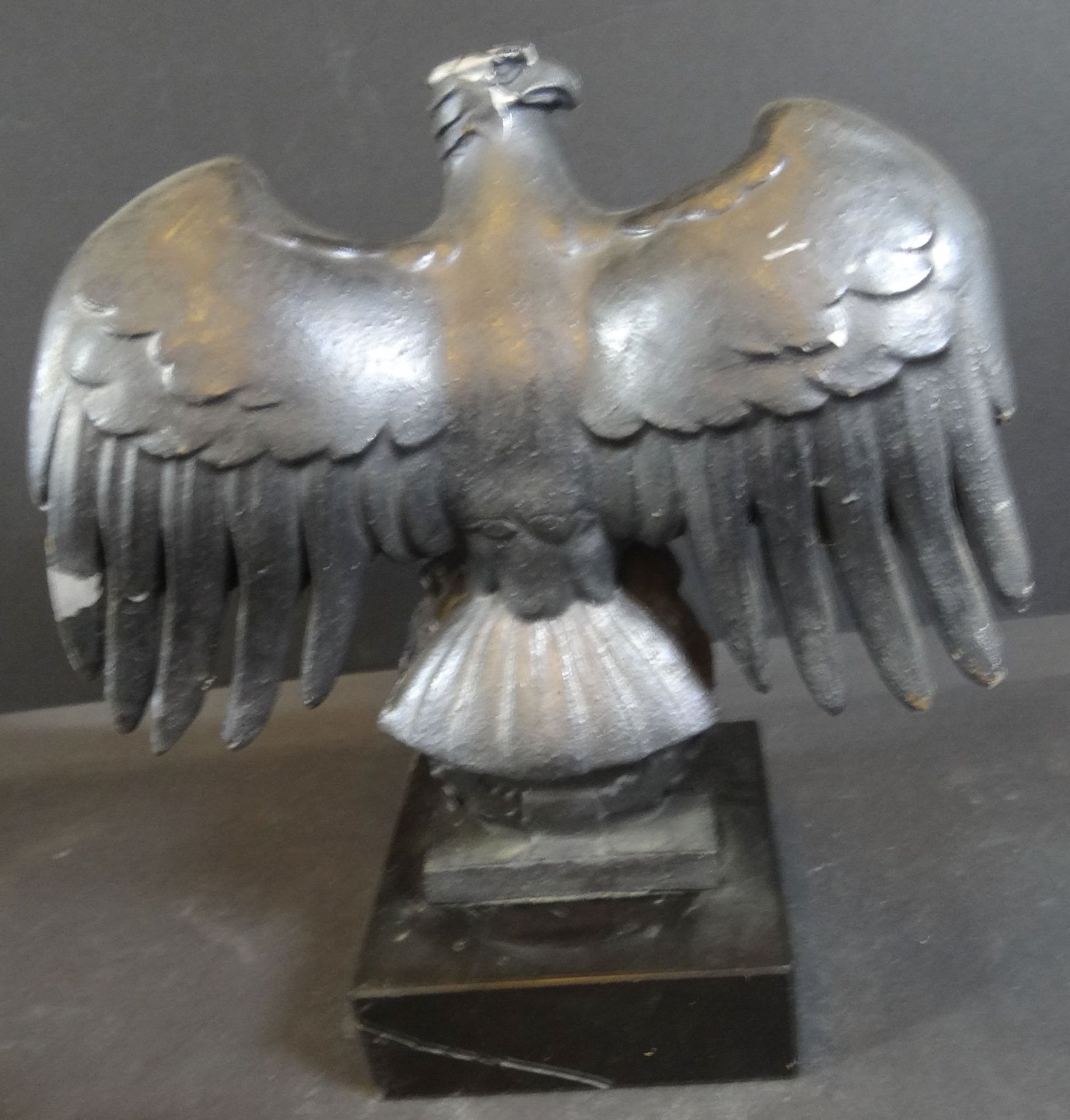 gusseiserner Adler mit Eisernes Kreuz, Marmorsockel, wohl 50/60-er Jahre, H-19 cm - Bild 4 aus 5