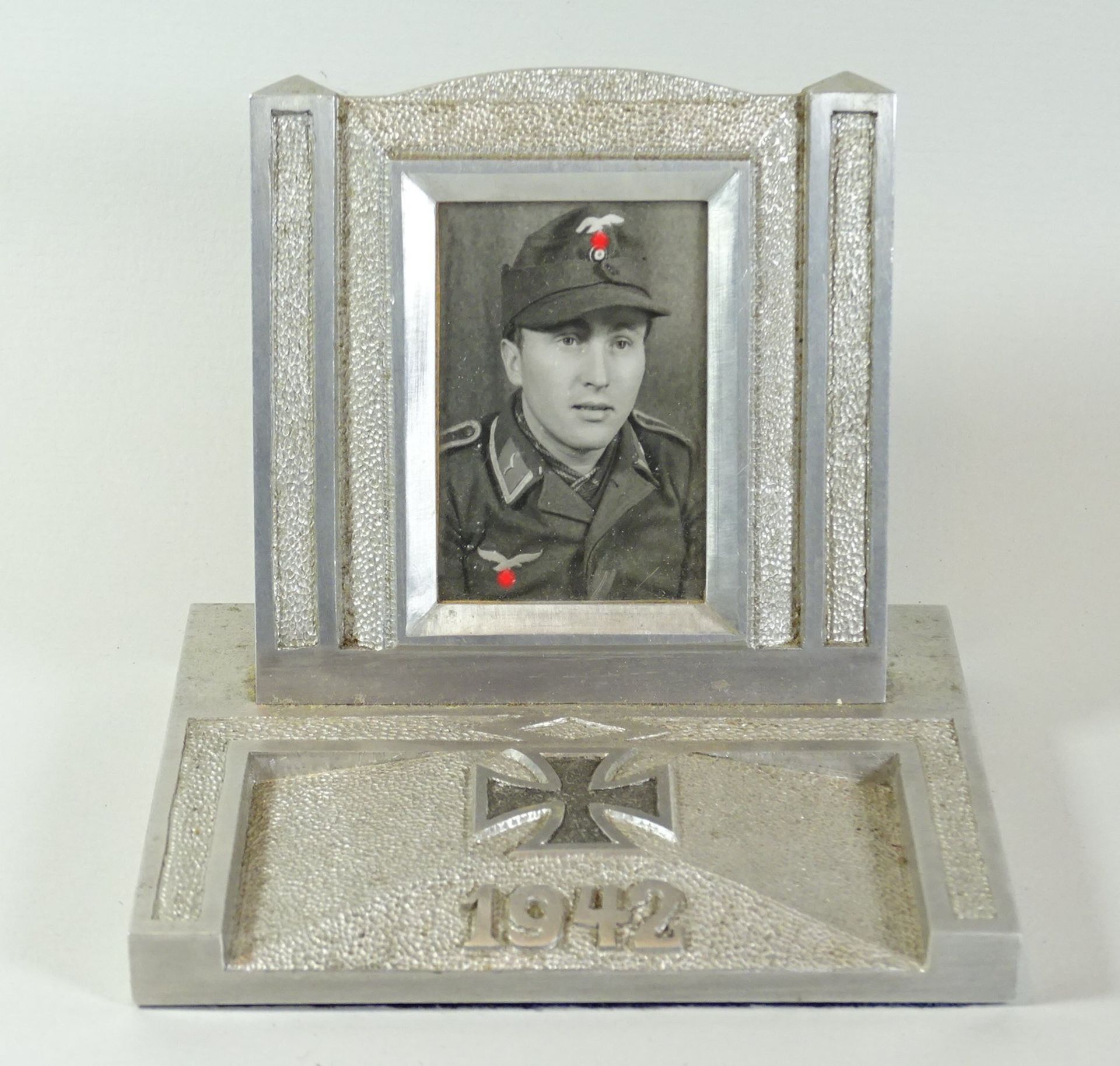 2.WK Frontarbeit, aufwendiger Erinnerungsaufsteller mit Foto und EK 1942