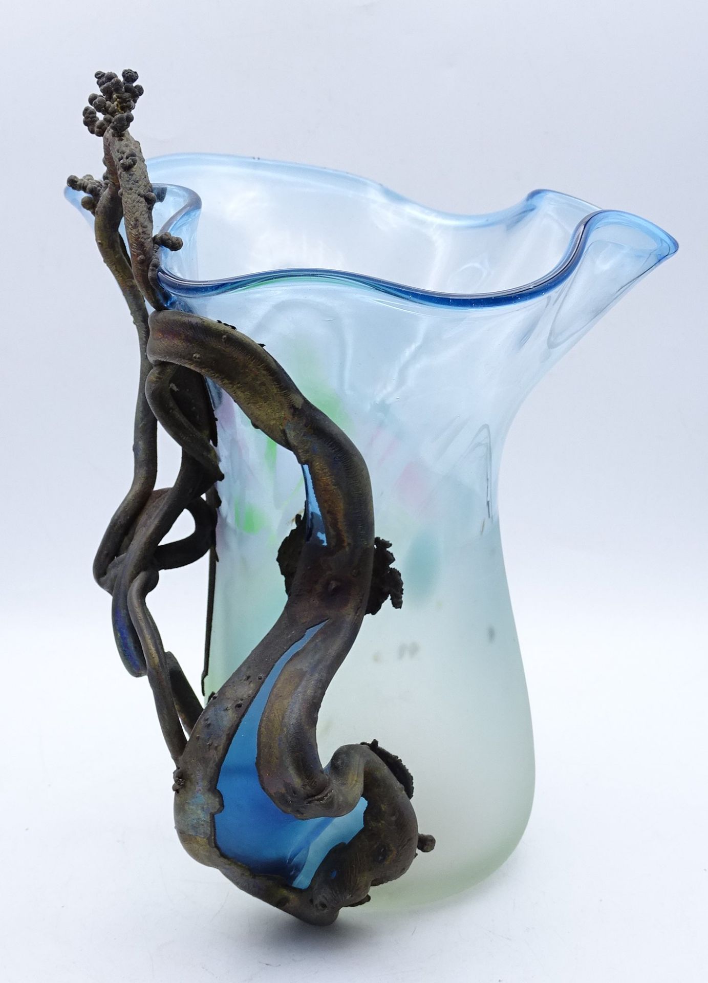 Kunstglas Vase, Frankreich? mit goldfarbenes Overlay, Bronze? unsigniert, H. 22cm - Image 3 of 4