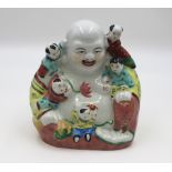 Buddha mit 5 Kindern, China, gemarkt, farbig staffiert, H-20,5cm B-20,5cm.