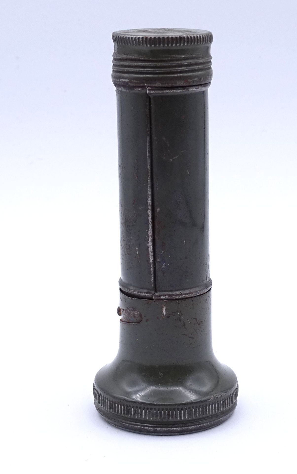 1. WK feldgraue Taschenlampe Marke Pertrix No. 595, Alters- und Gebrauchsspuren, Funktion nicht gep - Bild 2 aus 4