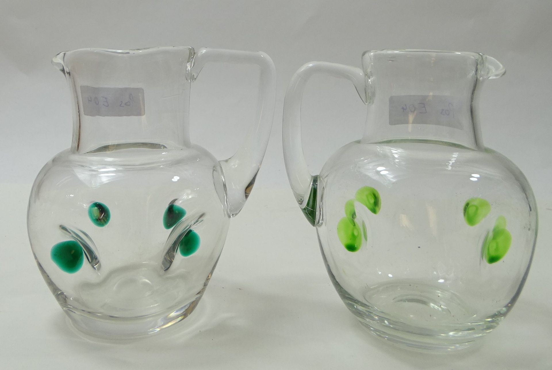 5 Kännchen, klares Glas mit aufgesetzten grünen und roten Punkten, H. 11,5 cm, 3 x eckiger, 1 x run - Image 5 of 7