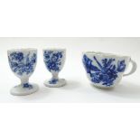 3 Teile altes Meissen-Porzellan, Tasse und 2 Eierbecher, "Blaue Blume", H. 6 und 7 cm, Tasse mit Ab