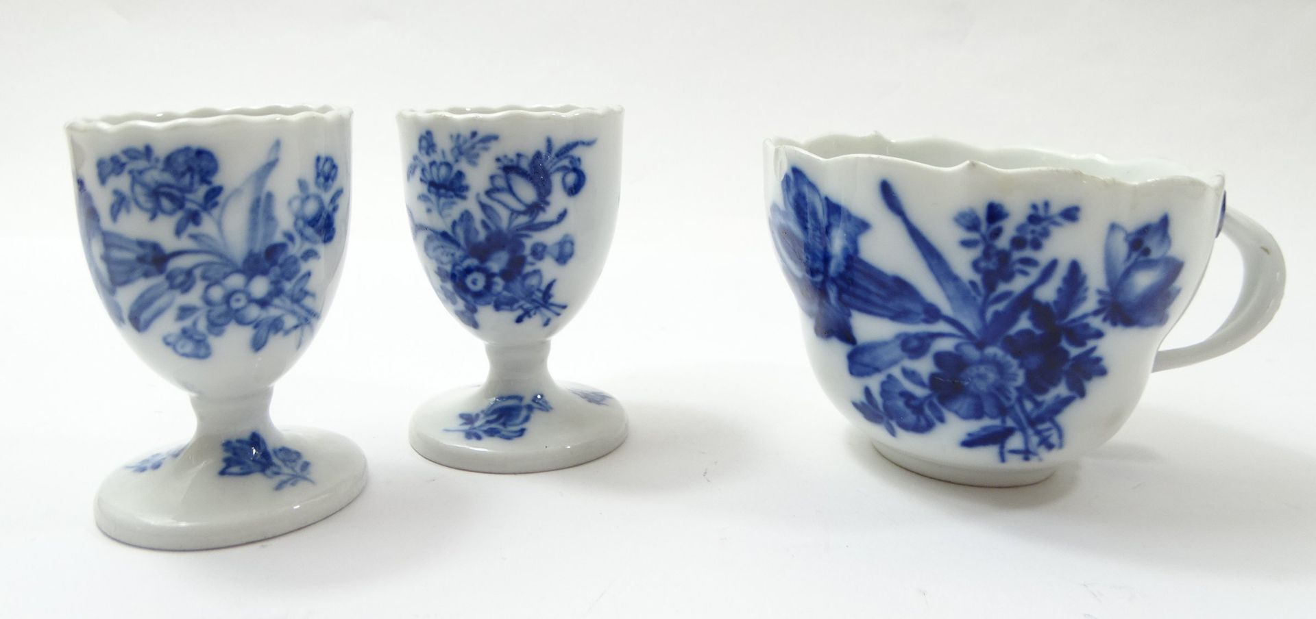 3 Teile altes Meissen-Porzellan, Tasse und 2 Eierbecher, "Blaue Blume", H. 6 und 7 cm, Tasse mit Ab
