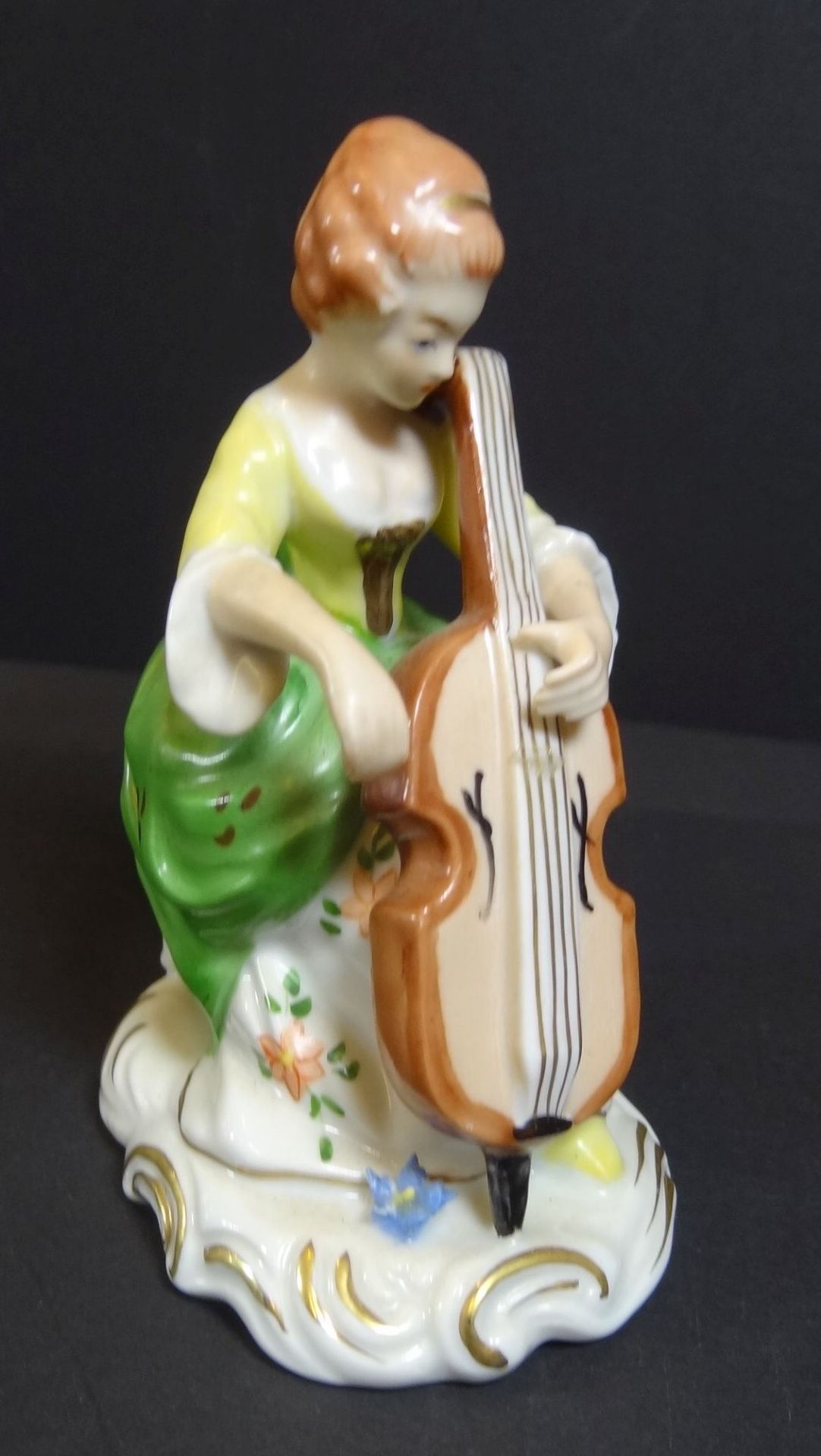 Porzellanfigur "Royal" Cellospielerin, handbemalt, H-10 cm, Bogen fehlt
