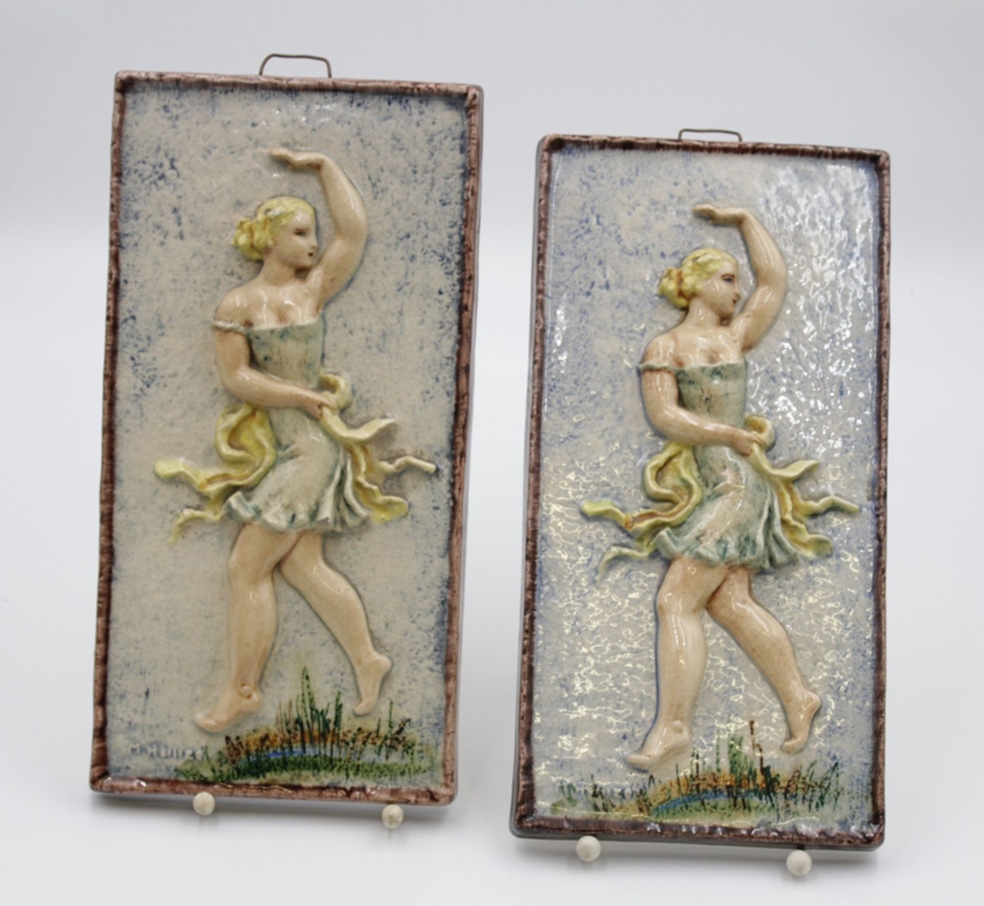 Paar Wandkacheln, Tänzerinnen, signiert "M.Heinze", 1x verso Abplatzer, 29,5 x 15cm.