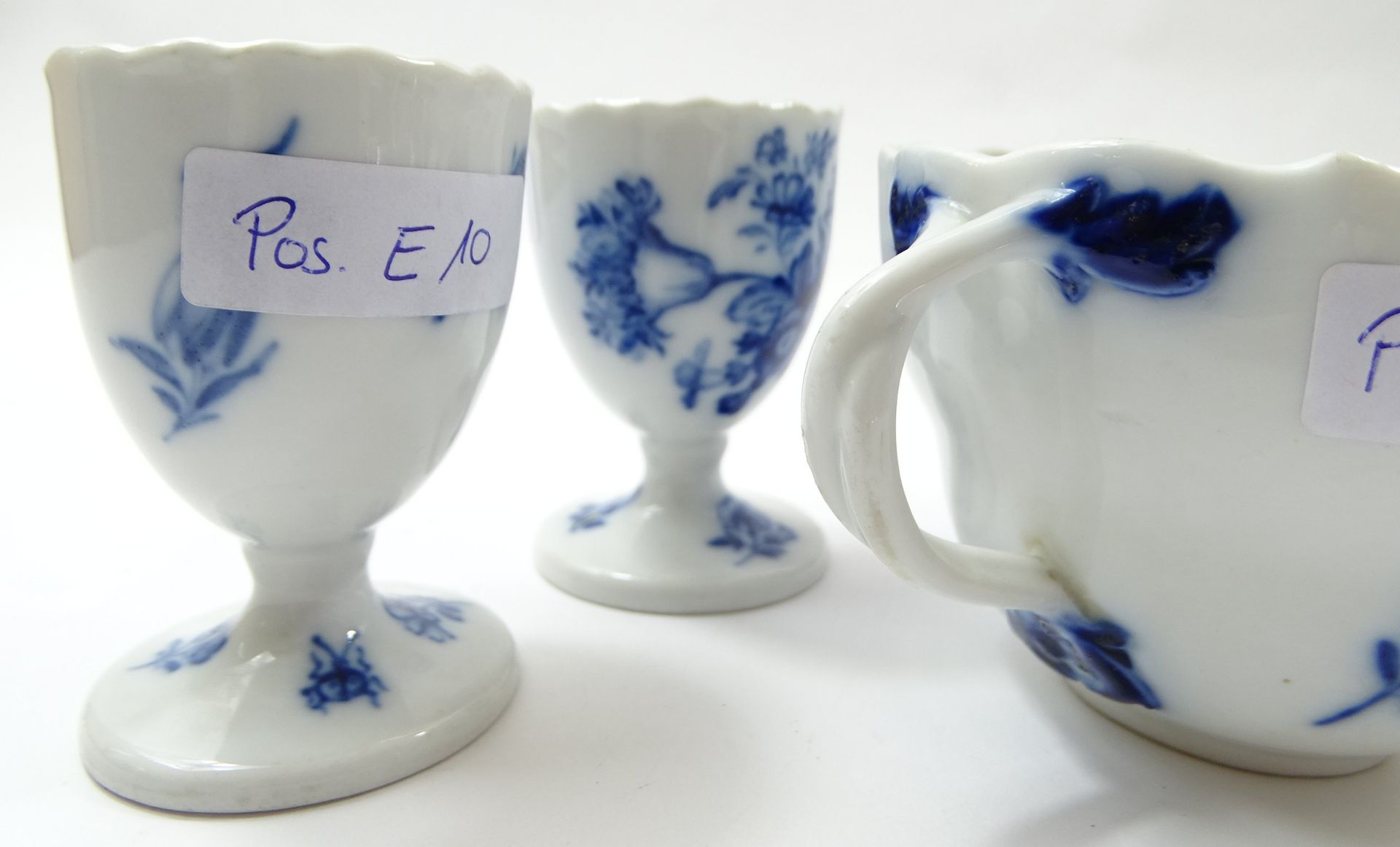3 Teile altes Meissen-Porzellan, Tasse und 2 Eierbecher, "Blaue Blume", H. 6 und 7 cm, Tasse mit Ab - Bild 5 aus 6