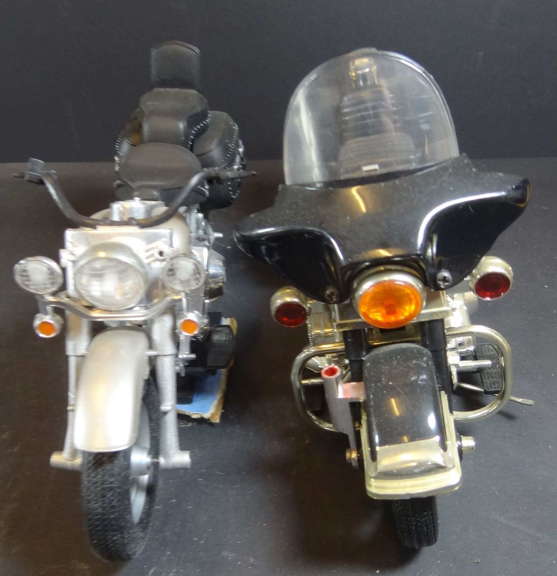 2 Motorrad-Modelle, 1x mit Feuerzeug, Kunststoff, L-ca. 21 cm, auf Fehlteile nicht überprüft - Image 4 of 6
