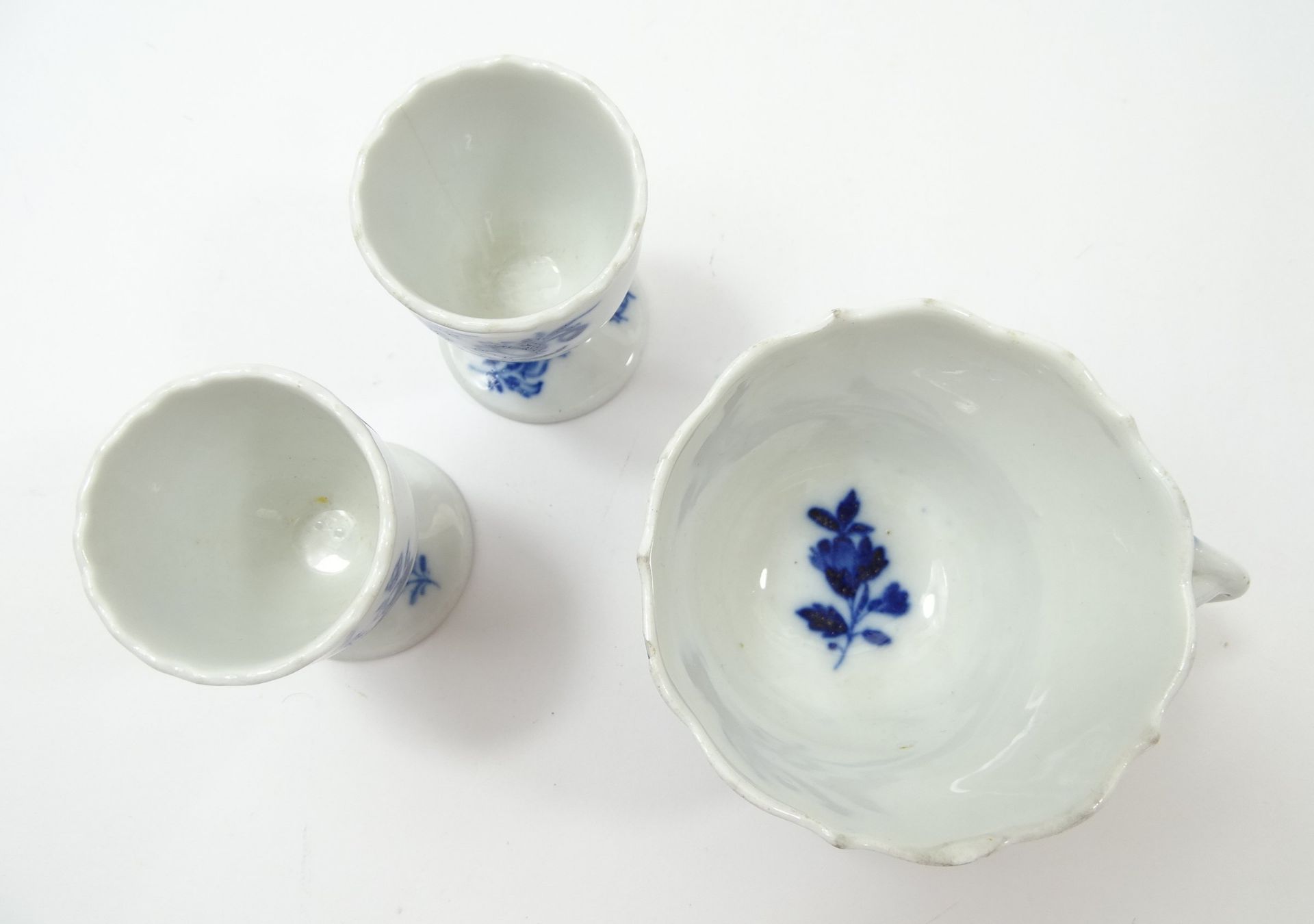 3 Teile altes Meissen-Porzellan, Tasse und 2 Eierbecher, "Blaue Blume", H. 6 und 7 cm, Tasse mit Ab - Bild 3 aus 6