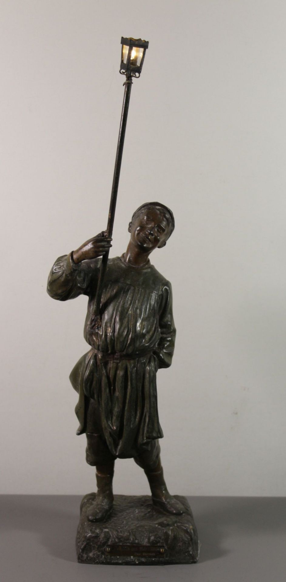 Figur,  wohl Zinkguss bronziert, betitelt "Retraite aux Flambeaux par Gottlob", Laterne beleuchtbar