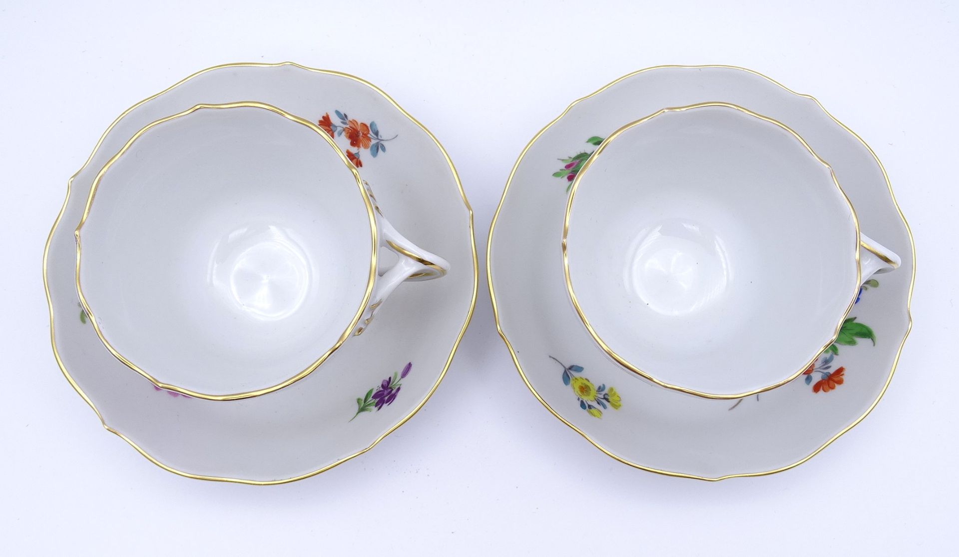 2 Mokka Tassen mit U.T. Meissen, Schwertermarke, 1.Wahl, florales Dekor, Goldbemalung, H. 6,0cm, u - Image 3 of 5