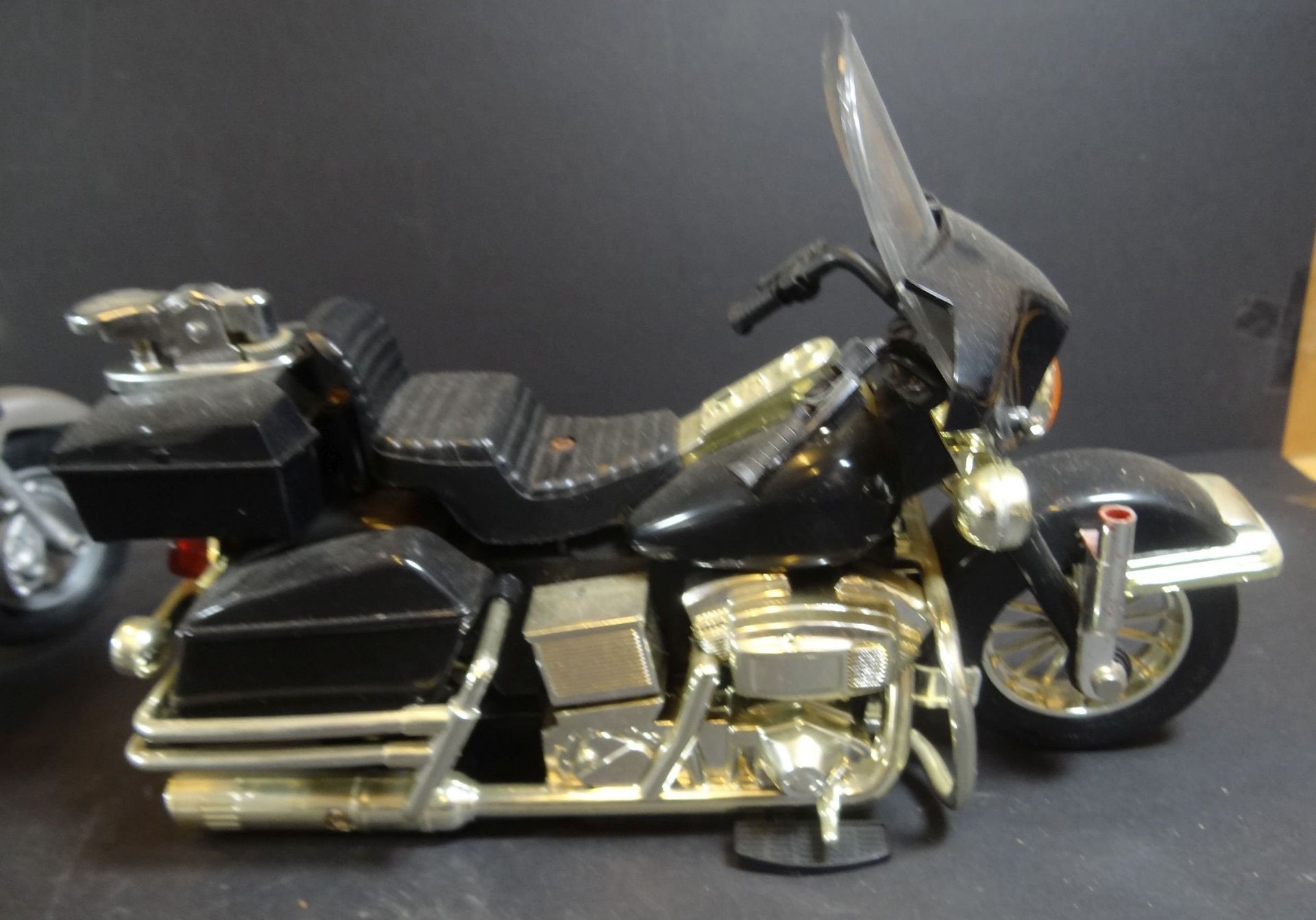 2 Motorrad-Modelle, 1x mit Feuerzeug, Kunststoff, L-ca. 21 cm, auf Fehlteile nicht überprüft - Image 3 of 6