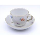 Mokka Tasse mit U.T.  Meissen, Schwertermarke, 1.Wahl, Streublümchen, Goldbemalung, H. 6,0cm, unbes