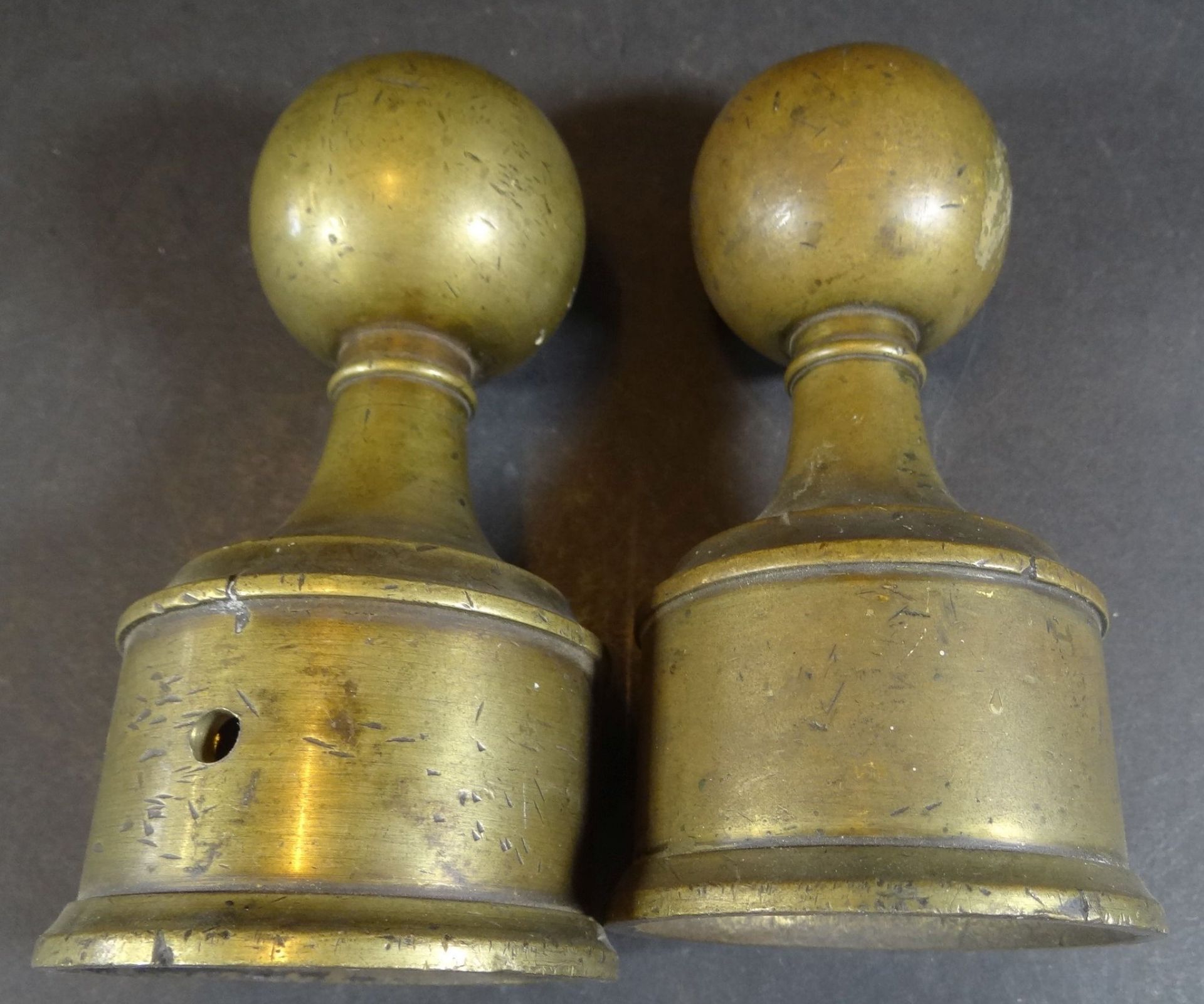 2 massive Bronze Kugeln auf Stand, Zweck?, H-14 cm - Bild 4 aus 4