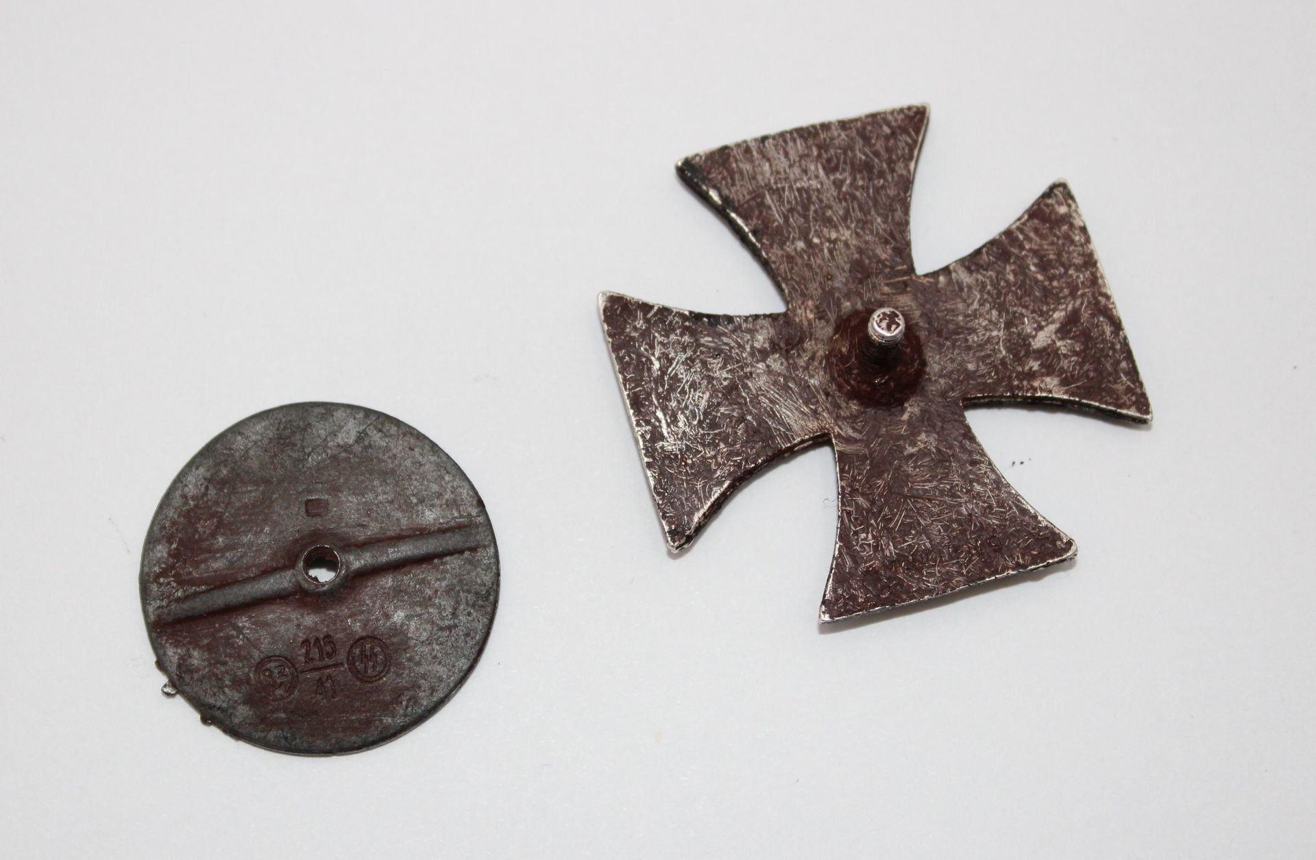 Eisernes Kreuz 1. Kl., 1. WK, verso undeutl. Hersteller, Schraubplatte nicht original diese gemarkt - Bild 3 aus 3