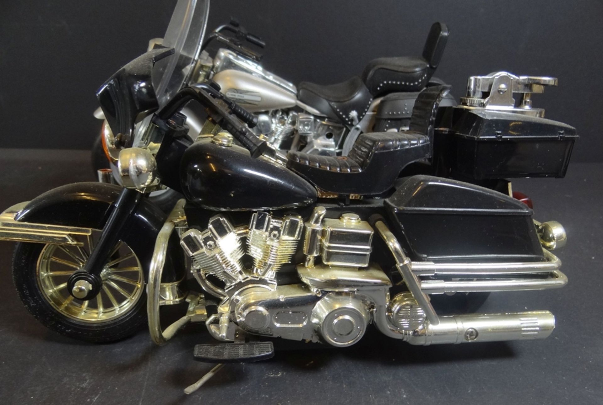 2 Motorrad-Modelle, 1x mit Feuerzeug, Kunststoff, L-ca. 21 cm, auf Fehlteile nicht überprüft